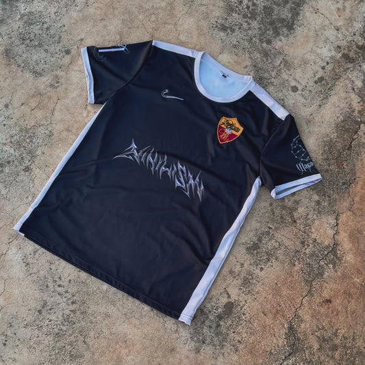 PRE-ORDER CAMISETA FUTBOL NEGRA MACARRISMO Y ELEGANCIA DROP #1